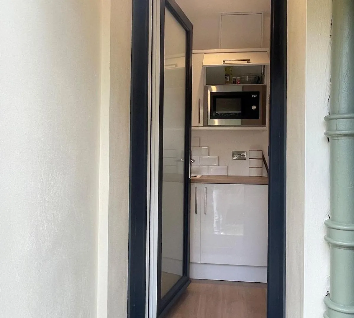 Modern Studio Apartment, Access To Holyrood & City エディンバラ アパート
